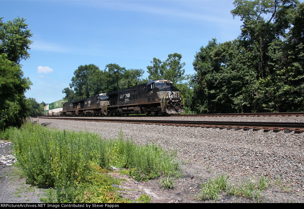 NS 4015 takes train 28X East